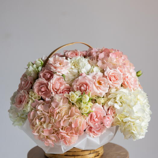 Корзина "Элегантность" (розовые спрей-розы, белые спрей-розы, розовые гортензии, белые гортензии)