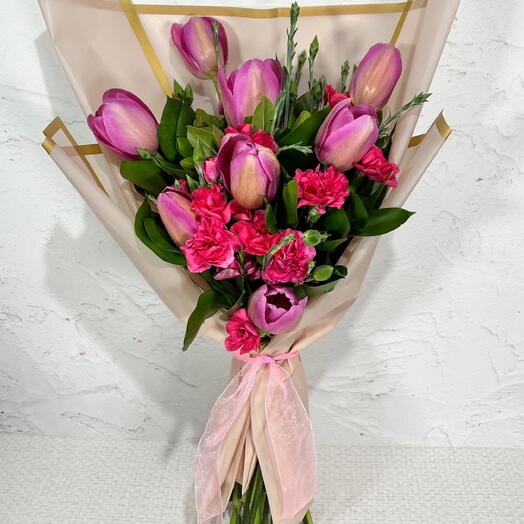 Ramo tulipanes y clavelinas