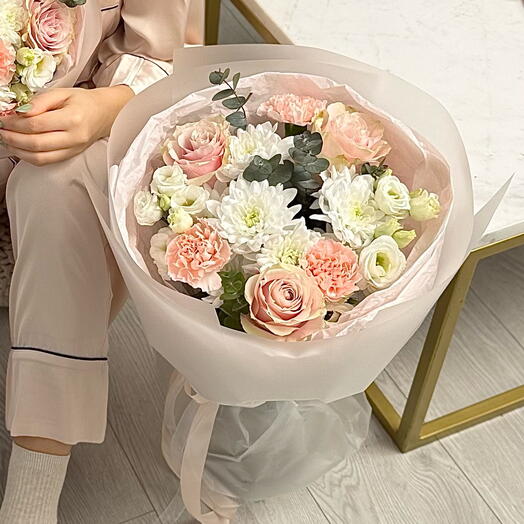 Bouquet with pink roses and dianthus