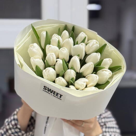 25 White Tulips