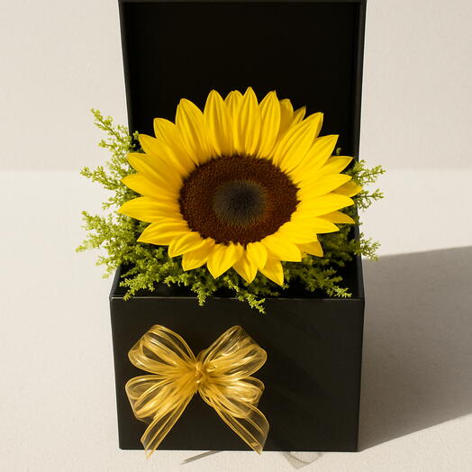 Caja Elegancia con Girasol – Arreglo Floral Minimalista en Caja Negra