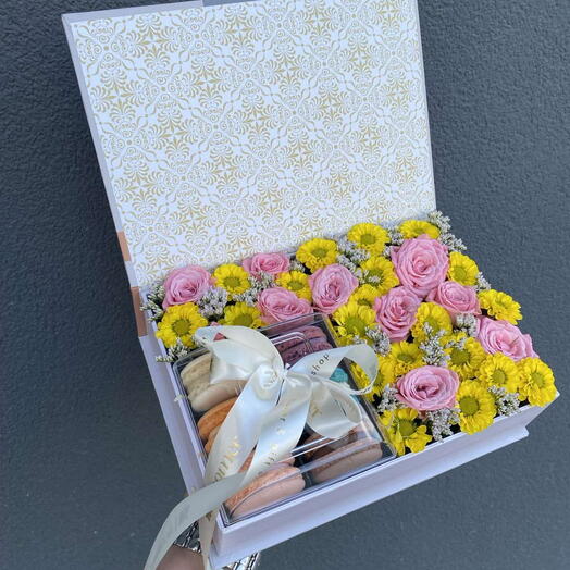 Flowers and Macaroons box