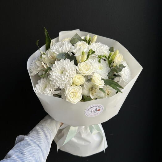 🤍 Czysta elegancja: białe chryzantemy, róże   pachnąca frezja