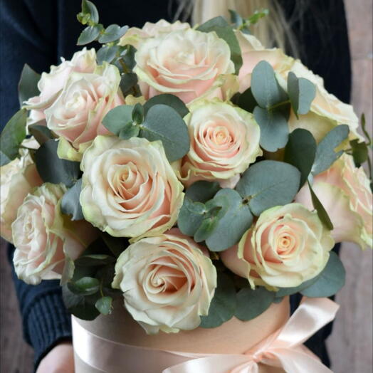 Scatola di fiori rose crema