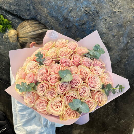Розы сорта "Pink Mondial" с эвкалиптом