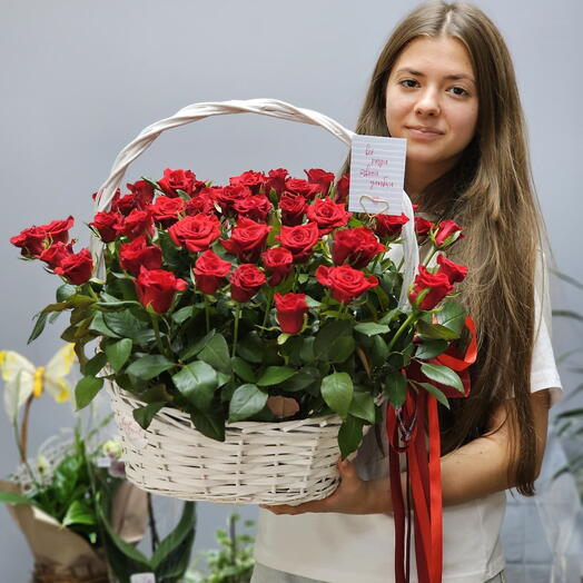 51 роза в корзине