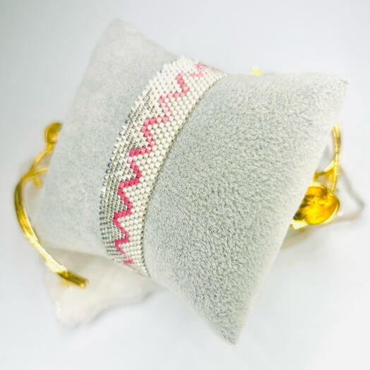 Gözəl parıldayan bəzəkli bilərzik