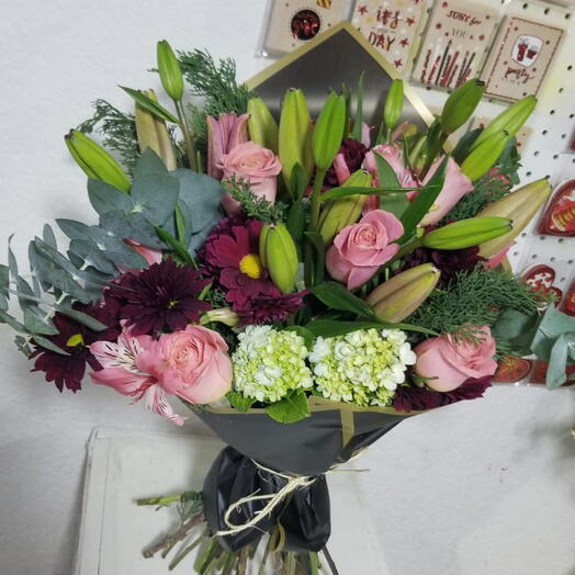 RAMO DE LILIS CON ROSAS ROSADAS