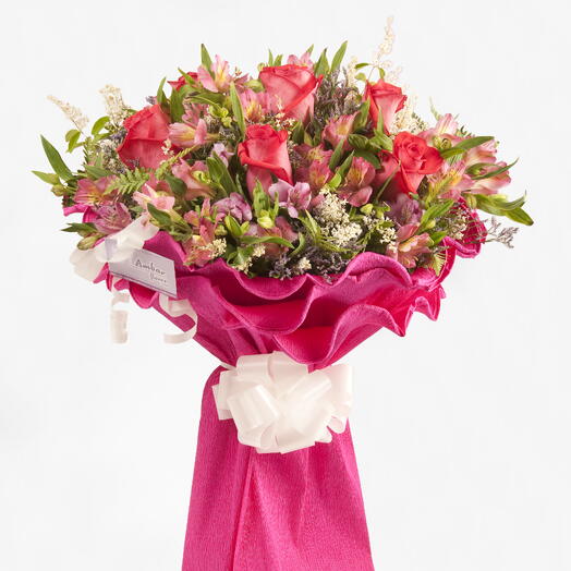 Ramo de rosas y alstroemerias