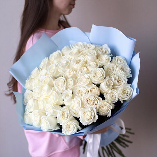Розы белые в оформлении (51 шт)