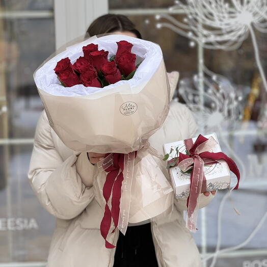 Букет из красных роз, печенье - "Love Story"