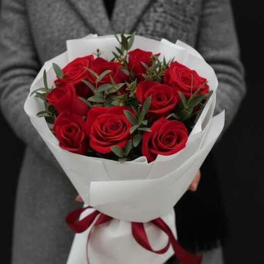 9 қызыл Эксплорер раушандары   Pistacia жасыл желек букеті / 9 қызыл Эксплорер раушаннан тұратын букет