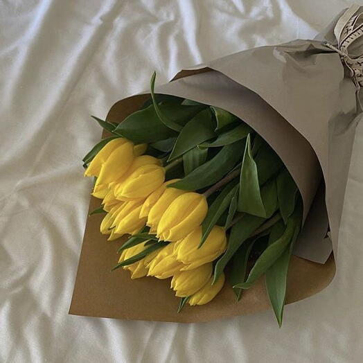 Сары тюльпаннан жасалған букет