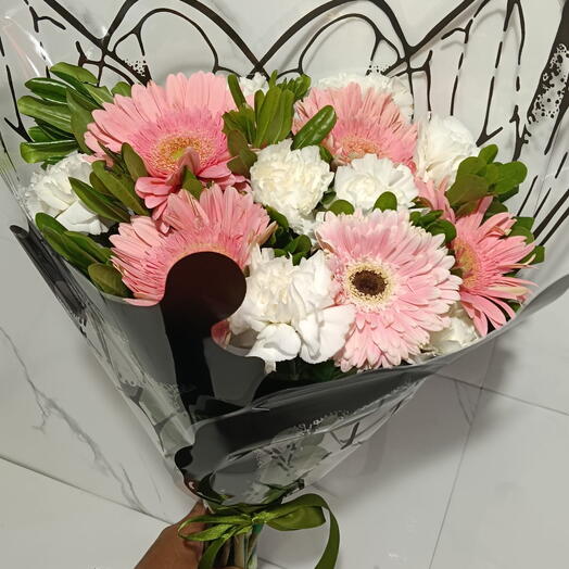 Ramo de Gerberas rosas con claveles blancos