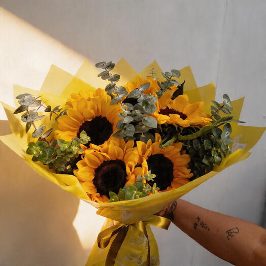 Ramo de Girasoles con Eucalipto Dolar – Bouquet Luminoso y Natural