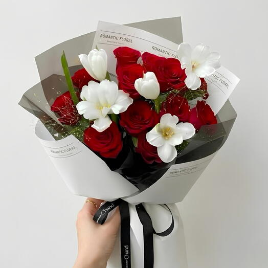 RAMO DE ROSAS Y TULIPANES