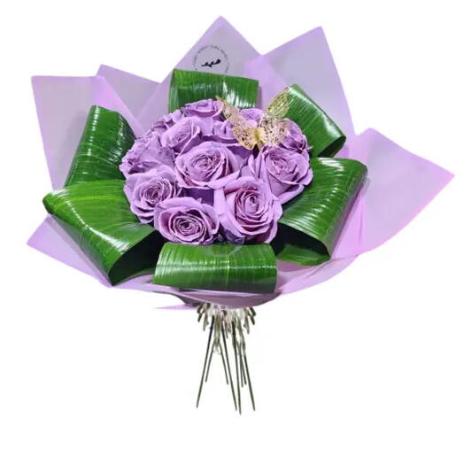 RAMO DE 12 ROSAS LAVANDA CON MARIPOSA