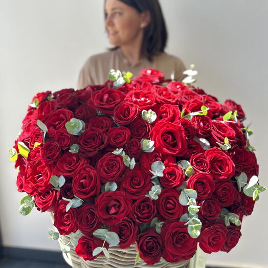 Flower basket Classic red roses