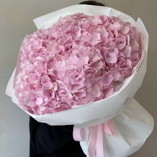 Розовые гортензии в белой упаковке