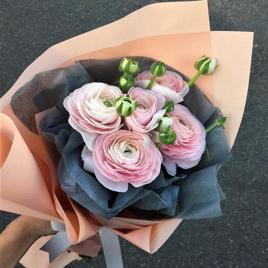 5 ранункулюсов в оформлении