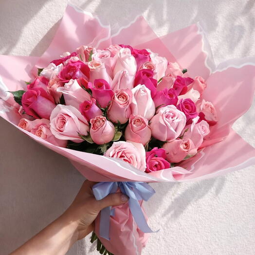 Ramo Ternura Premium – Bouquet de 75 Rosas Rosadas y Fucsia Romanticas
