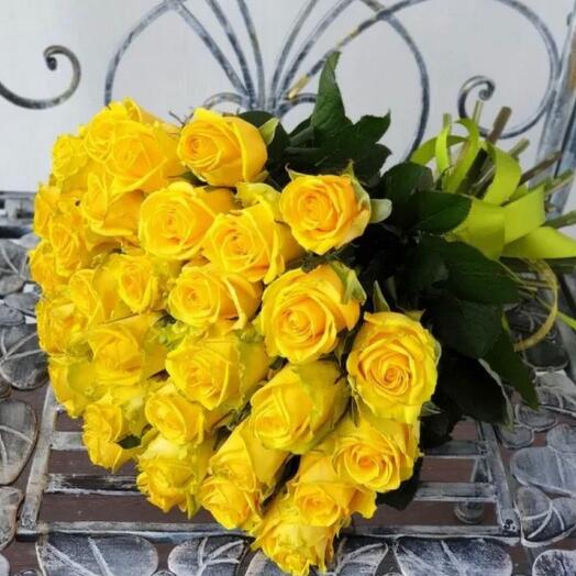 25 yellow roses