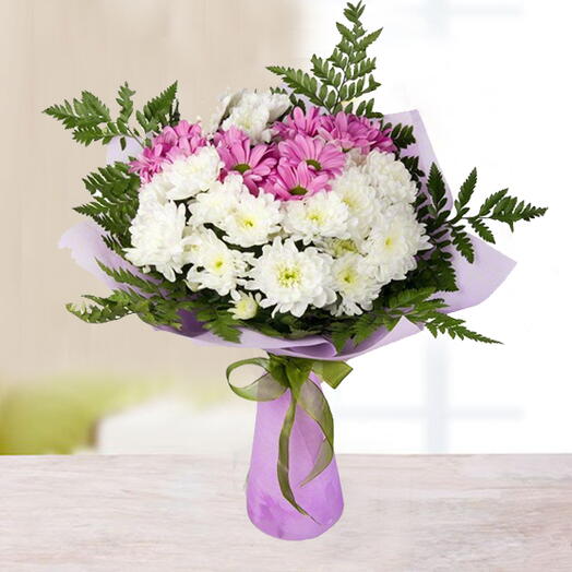 Bouquet of chrysanthemums in white and pink