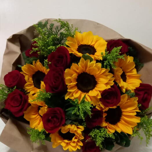 Eclipse, girasoles y rosas rojas