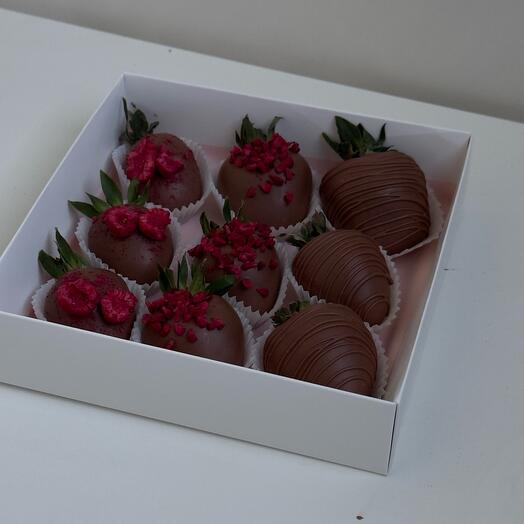 9 strawberries in chocolate