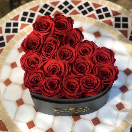 Roses éternelles dans un coffret floral en forme de cœur