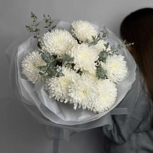 Хризантемы шаровидные с эвкалиптом