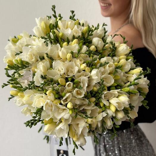 Букет из 111 веточек фрезии Premium