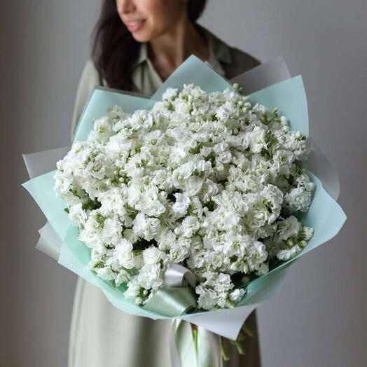 Охапка ароматной белой маттиолы «Sara»