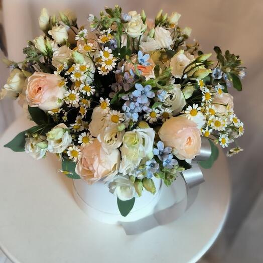 Box with a mix with blue flowers