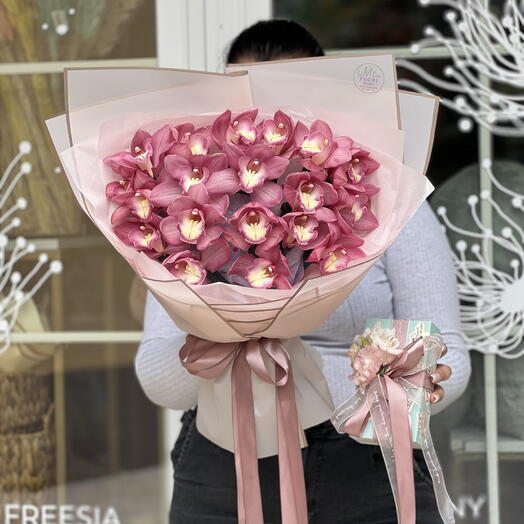 Букет орхидей, макаронс