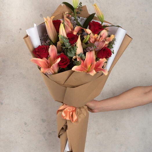 Ramo de liliums y rosas