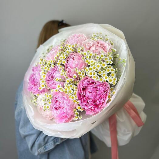 Букет из 9 пионов Sarah Bernhardt и ромашек Матрикария