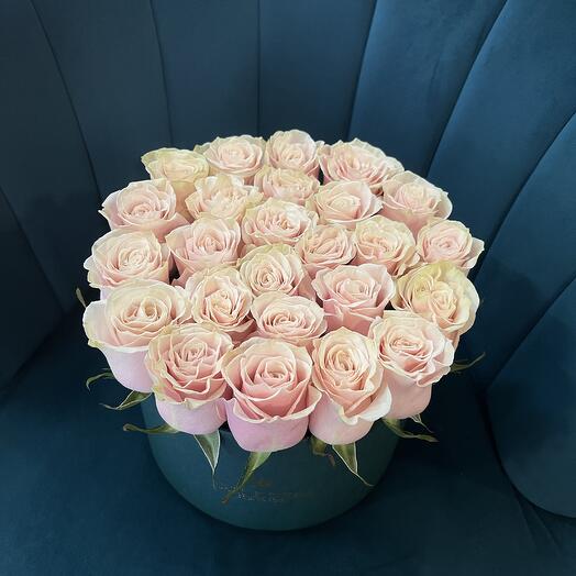 Box con pink roses