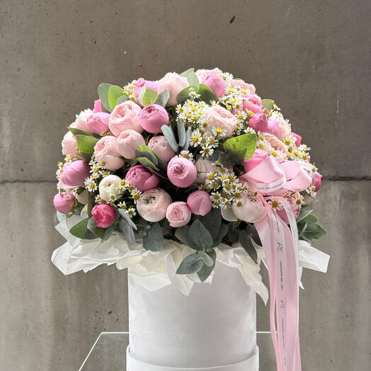 Hat box with a rose and a matricaria