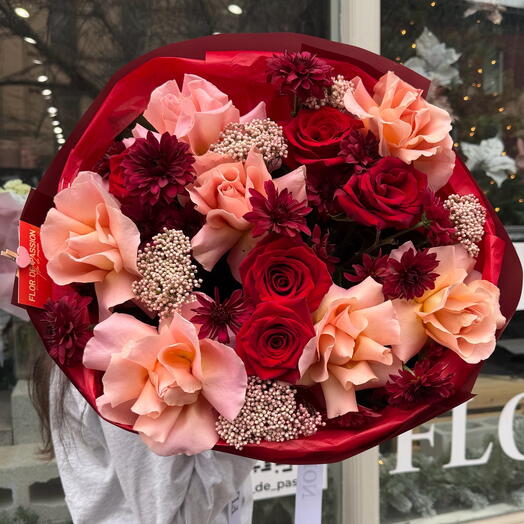 Букет "Червоний ярлик" розміру M (французькі троянди, троянда Дослідника, рисова квітка, червона ромашка)