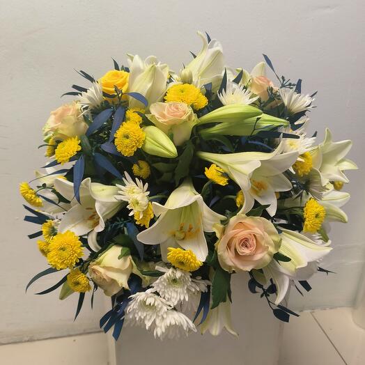 White, yellow flower posie