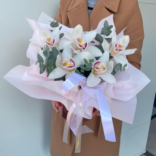 Коробочка белой орхидеи с эвкалиптом