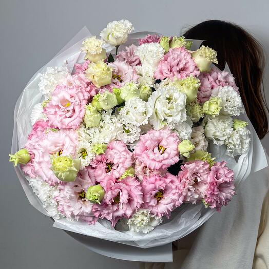 A delicate lisianthus bouquet