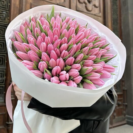 101 розовый тюльпан в белом оформлении