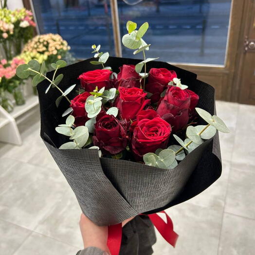 Rosas rojas con eucalipto