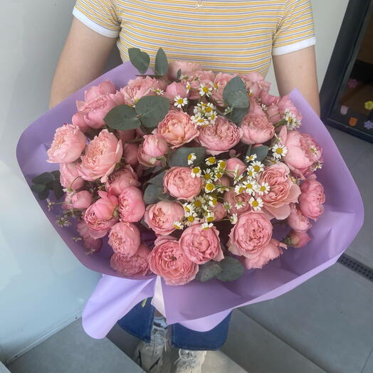 Авторский букет из розы Джульетта, ромашки и эвкалипта