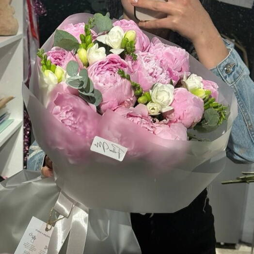 Авторский букет розовых пионов Сара Бернар с фрезией и эвкалиптом