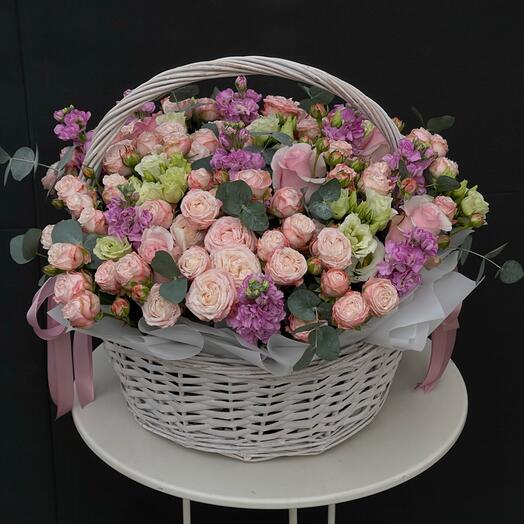 Ein Korb mit Blumen