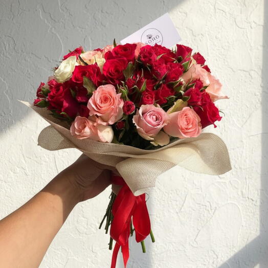 Ramo Premium de Rosas Mixtas Amor Infinito – Bouquet de Rosas Rojas, Rosas Rosadas y Rosas Blancas