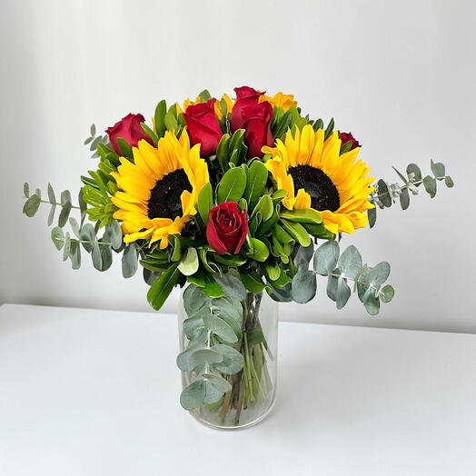 Arreglo Pasion de Girasoles – Girasoles con Rosas Rojas